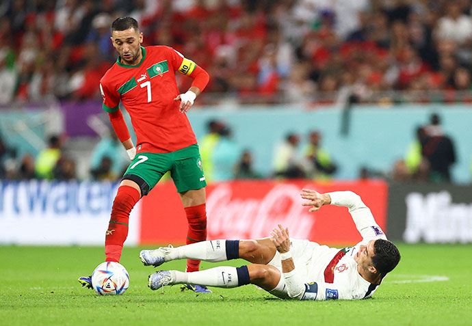 Ziyech dũng mãnh đi bóng trước Ronaldo ở trận Morocco thắng Bồ Đào Nha