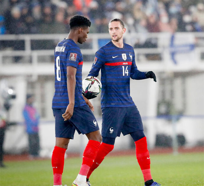 Tchouameni và Rabiot (phải) giúp lối chơi của Pháp trở nên cân bằng hơn