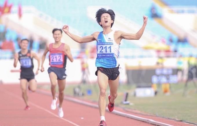 Nguyễn Trung Cường về nhất và phá kỷ lục 3.000m vượt chướng ngại vật. Ảnh: Bùi Lượng