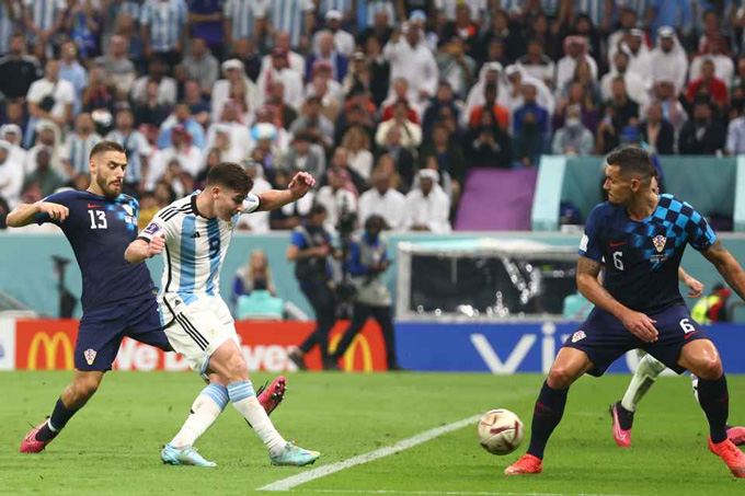 Alvarez chọn vị trí tốt để ghi bàn ấn định thắng lợi 3-0 cho Argentina