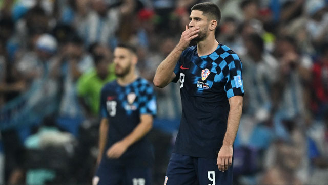 Kramaric chưa đủ sức gánh vác hàng công Croatia, như Mandzukic (phải, ảnh chính) từng làm tại World Cup 2018