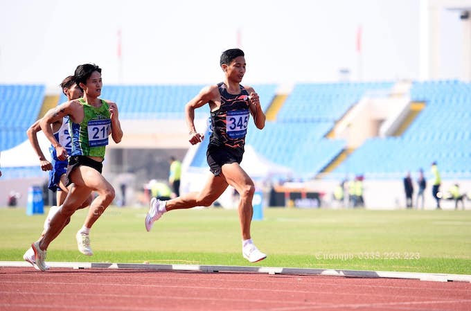Nguyễn Trung Cường và Nguyễn Văn Lai đua tranh ở cự ly 5.000m