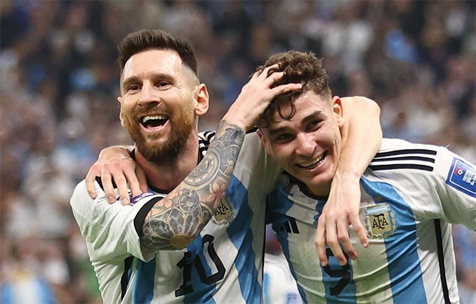 Alvarez tỏa sáng rực rỡ khi được sát cánh cùng thần tượng Messi