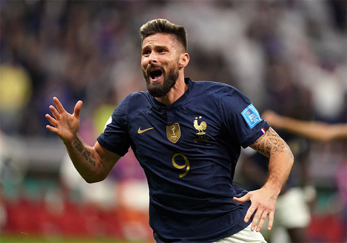 Giroud ăn mừng bàn thắng ghi được vào lưới ĐT Anh