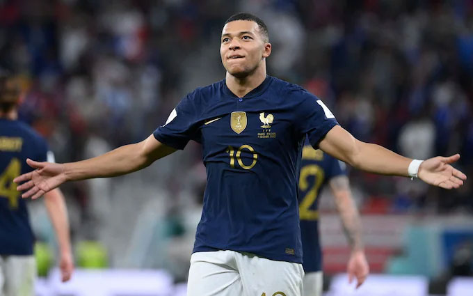 Mbappe đang chia sẻ vị trí dẫn đầu danh sách vua phá lưới World Cup 2022 với Messi