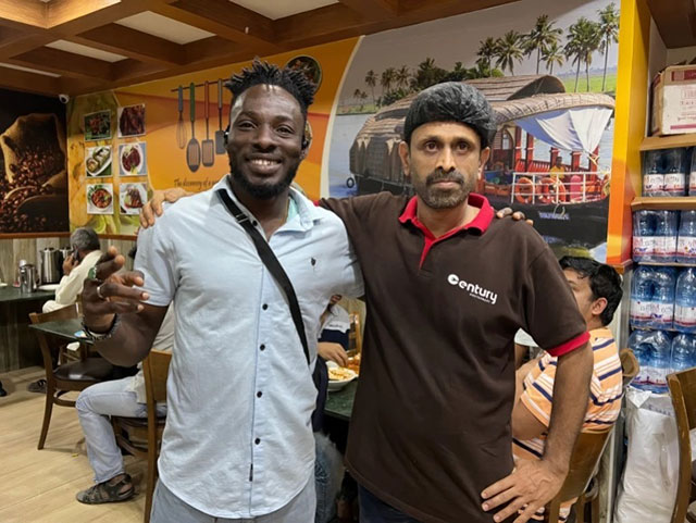 Abbas Koori (phải) có thể giải đáp mọi thắc mắc về bóng đá với thực khách