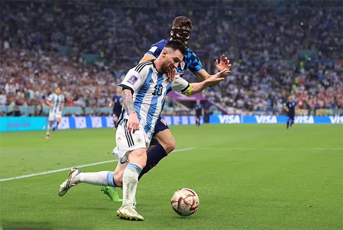Messi thường đi bộ và hiếm khi có những màn bứt tốc