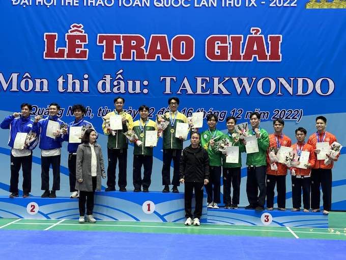 Các tuyển thủ taekwondo TP.HCM giành HCV nội dung quyền đồng đội. Ảnh: Thanh Huy