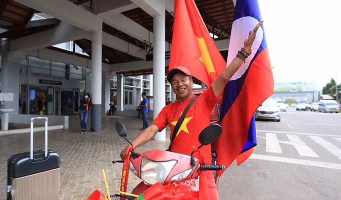 CĐV Nguyễn Văn Đàm, sinh sống và làm việc tại Lào gần 30 năm đi xe máy ra sân bay đón ĐT Việt Nam 