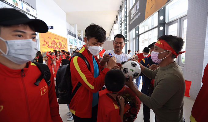 Cựu đội trưởng của ĐT Việt Nam nhận được sự yêu mến của các CĐV. Đáp lại, Hải Quế cũng nán lại để ký tặng, chụp ảnh cùng NHM