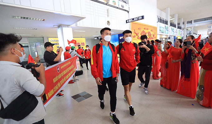 Trong khi đó, bộ đôi Việt Anh và Thanh Bình tỏ ra khá hào hứng trong lần đầu tiên tham dự AFF Cup. Cả hai dính nhau như sam trong suốt hành trình di chuyển từ Hà Nội sang Vientiane 