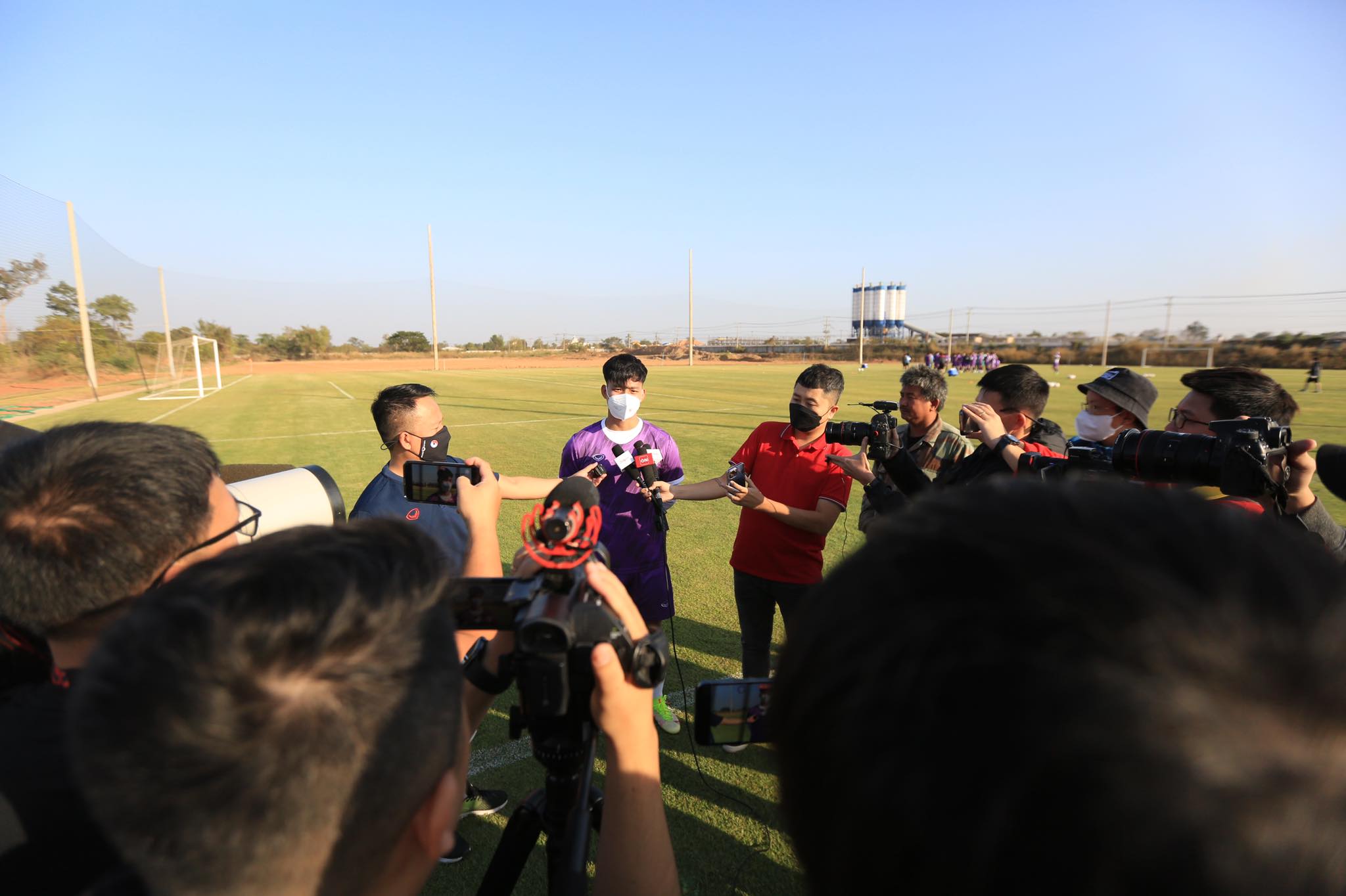 Văn Thanh cùng các đồng đội được xem thoải mái trận chung kết World Cup 2022 tại Lào - Ảnh: Minh Tuấn 