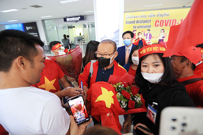 Thầy trò HLV Park Hang Seo được chào đón nồng nhiệt khi đặt chân đến Lào - Ảnh: MINH TUẤN