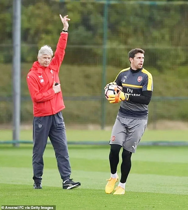 Thủ môn Emiliano Martinez (phải) và thầy Arsene Wenger thủa “mặn nồng” trong màu áo Arsenal