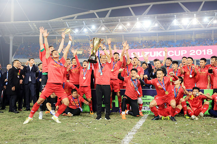 HLV Park Hang Seo và các học trò ăn mừng chức vô địch AFF Cup 2018- Ảnh: ĐỨC CƯỜNG