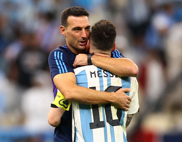 HLV Scaloni ôm chặt Messi khi ăn mừng chiến thắng  tại World Cup 2022