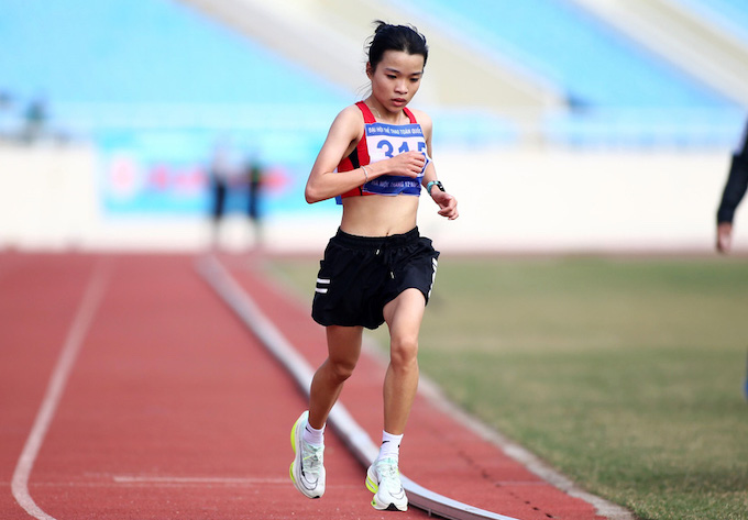 Lê Thị Tuyết đã bất ngờ về nhất ở nội dung marathon nữ. Ảnh: Hoàng Tùng
