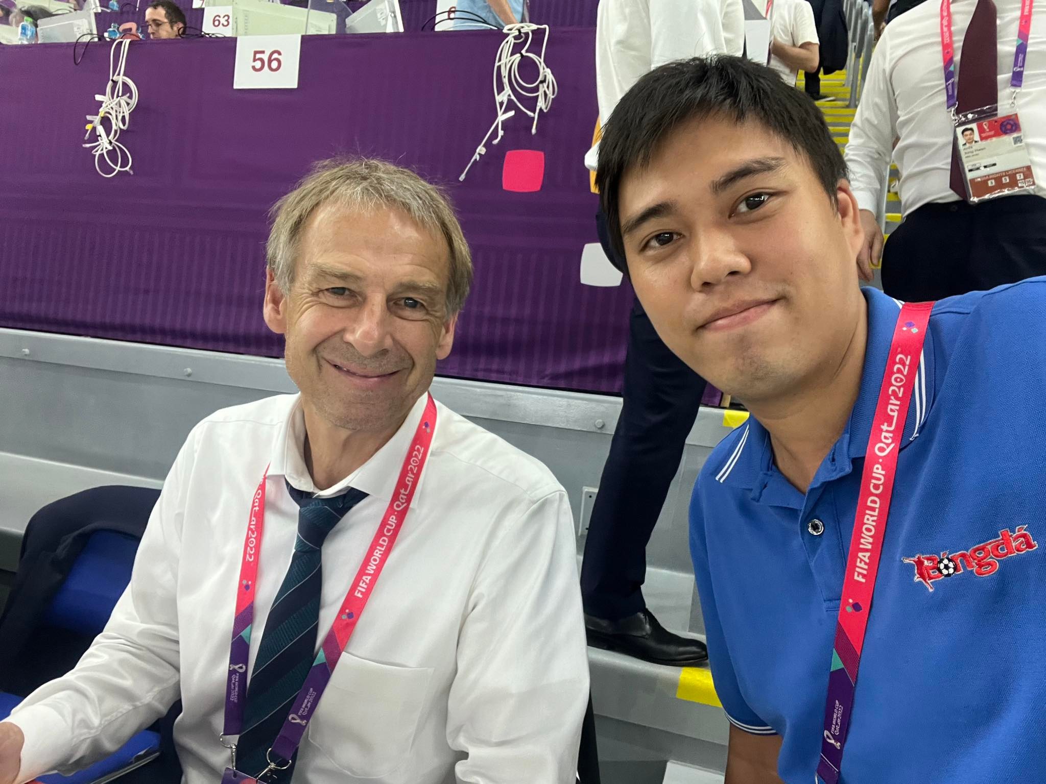 Huyền thoại của bóng đá Đức Juergen Klinsmann cùng phóng viên Trí Công của tạp chí Bóng Đá tại World Cup 2022