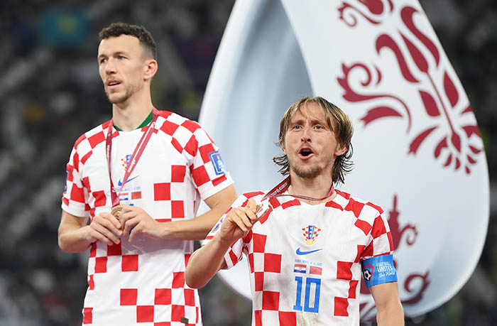 CĐV hi vọng Modric sẽ tiếp tục thi đấu cho ĐT Croatia trong thời gian tới thay vì chọn phương án ra đi