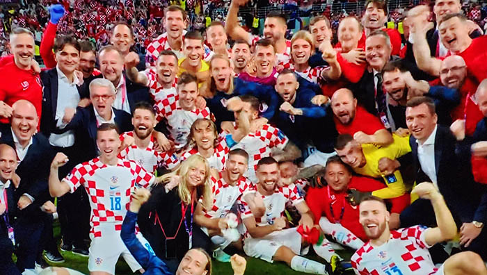 Các thành viên của ĐT Croatia vui sướng ăn mừng sau khi đánh bại Morocco
