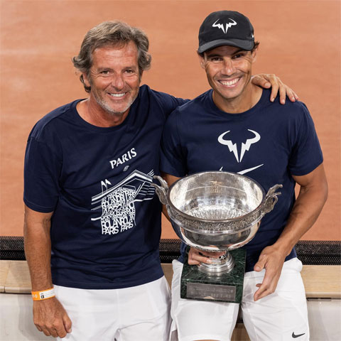 HLV Francisco Roig bên Nadal khi học trò đoạt Grand Slam thứ 22