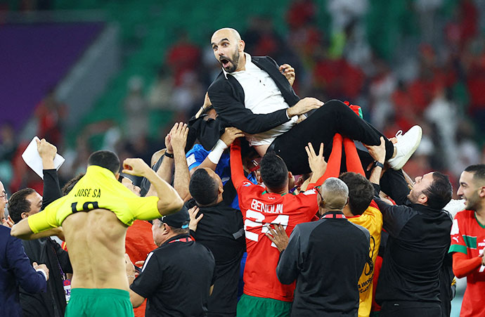 HLV Walid Regragui được các học trò công kênh ăn mừng sau khi giúp Morocco lọt vào bán kết World Cup 2022