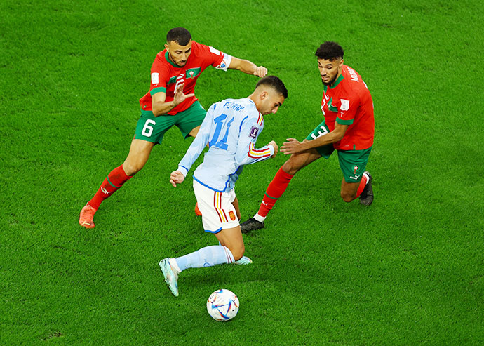Ở vòng 1/8, Tây Ban Nha  (áo sáng) cầm bóng tới 76% nhưng  không ghi được bàn thắng nào  vào lưới Morocco trong 120 phút