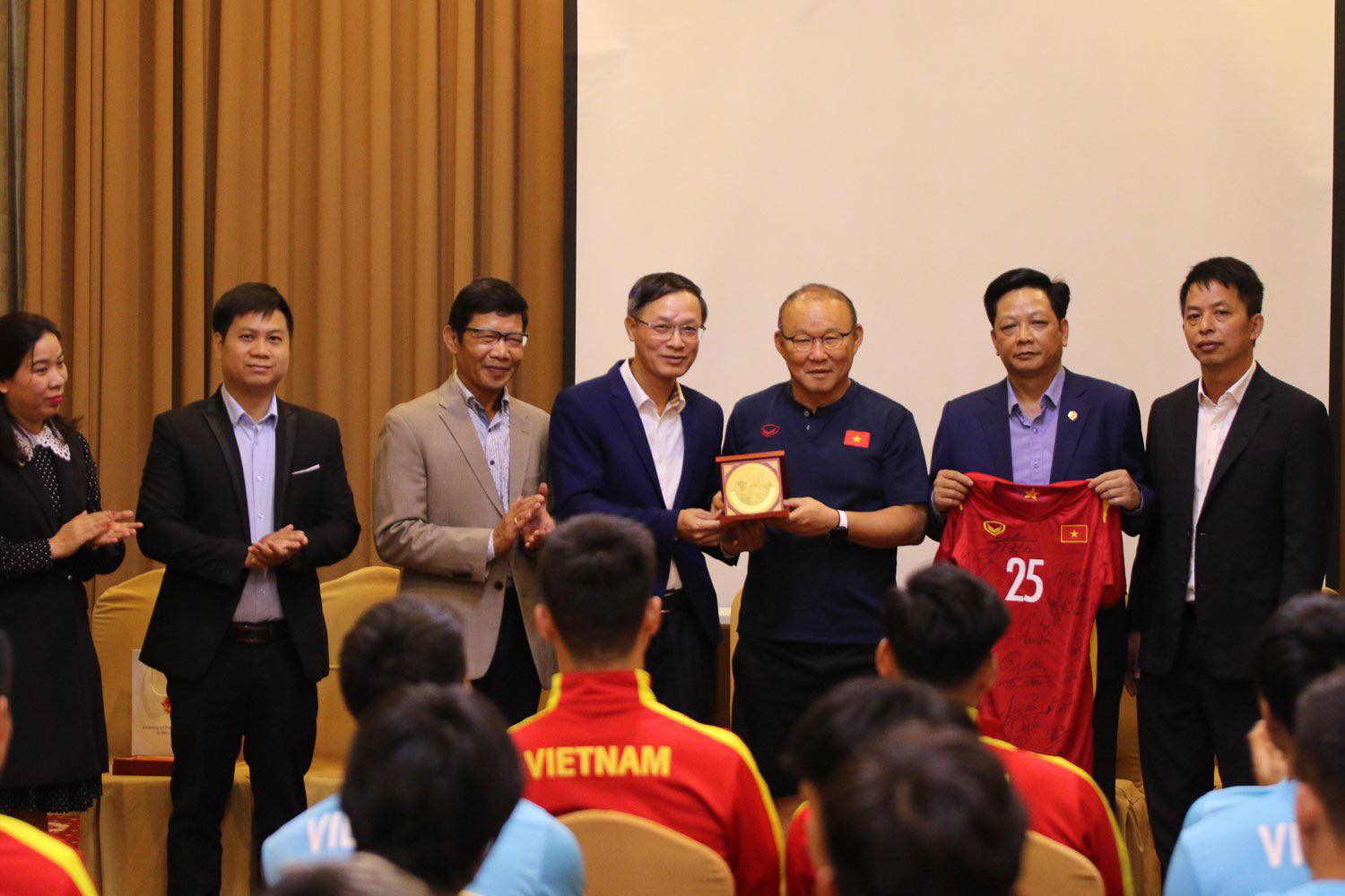 Ông Phan Minh Chiến trao kỷ niệm chương cho HLV trưởng Park Hang Seo 