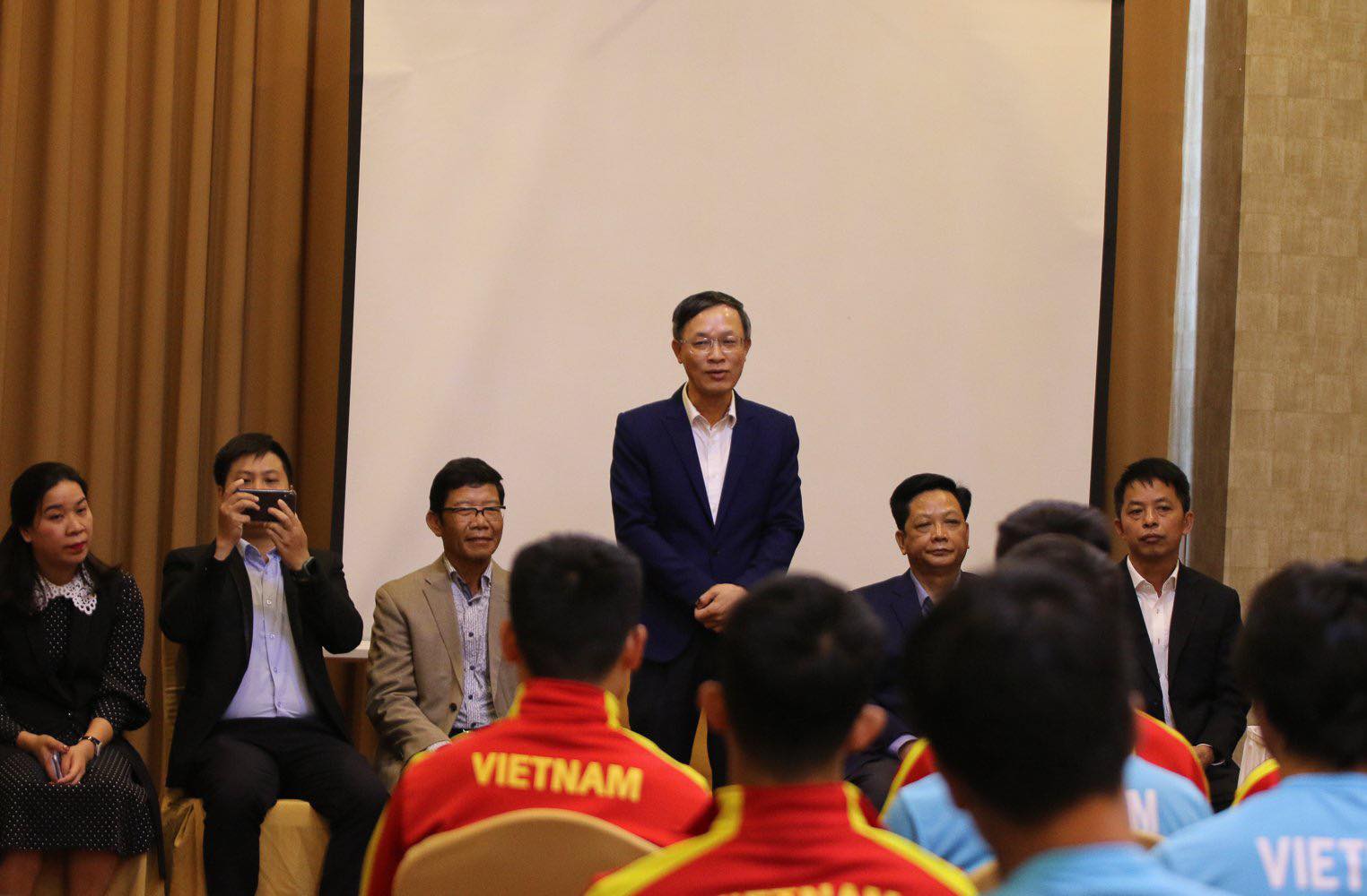 Ông Phan Minh Chiến – Đại biện lâm thời Đại sứ quán Việt Nam tại Lào phát biểu tại buổi gặp gỡ ĐTQG Việt Nam 
