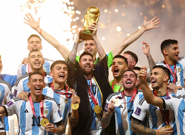Messi, ảnh, ăn mừng, chức vô địch, World Cup - Khi đội tuyển Argentina giành chức vô địch World Cup, hình ảnh Messi ăn mừng trên sân là một trong những khoảnh khắc đáng nhớ nhất. Hãy ngắm nhìn những hình ảnh ấy để cảm nhận rõ hơn tình cảm và sự đam mê của Messi với môn thể thao yêu quý của mình.