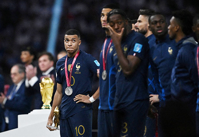 Tiền đạo Kylian Mbappe cùng các đồng đội ở ĐT Pháp ngậm ngùi nhận huy chương bạc World Cup 2022