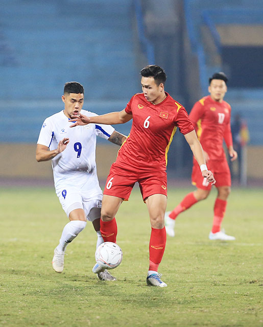 Trung vệ Việt Anh (phải) thi đấu chưa tốt khi đá hậu vệ biên ở trận gặp Philippines - Ảnh: Đức Cường