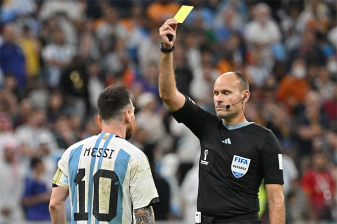 Messi phải nhận thẻ vàng ở trận đấu với Hà Lan