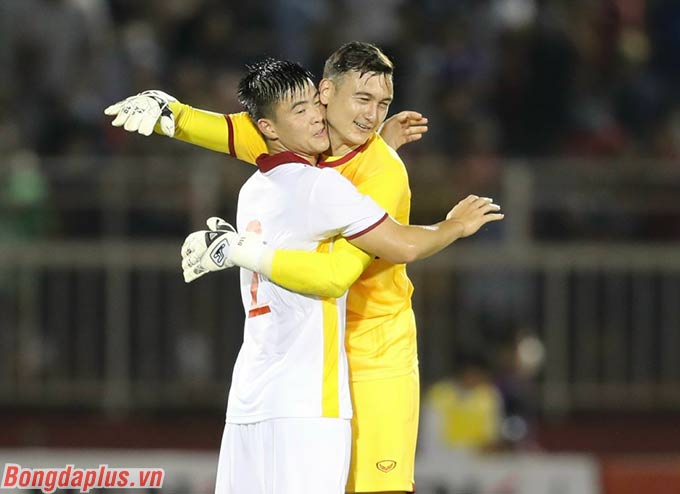 ĐT Việt Nam mặc trang phục áo trắng với cầu thủ và áo vàng với thủ môn khi gặp ĐT Lào 