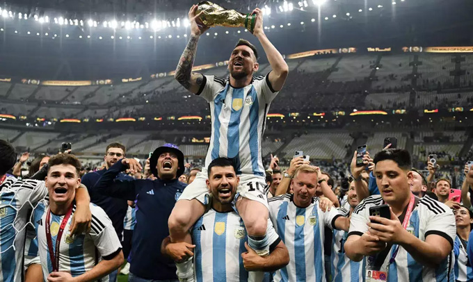 Aguero cõng người bạn thân Messi trên vai ăn mừng chức vô địch World Cup 2022