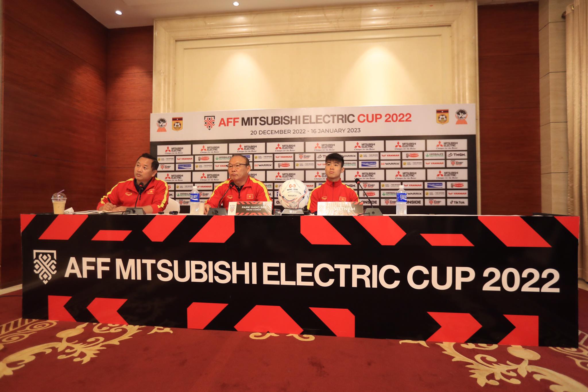 HLV Park Hang Seo muốn các học trò tập trung cho trận khai màn AFF Cup 2022 với Lào - Ảnh: Minh Tuấn 
