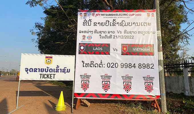 1 ngày trước khi trận đấu giữa Lào - Việt Nam diễn ra, quầy ki ốt bán vé của BTC được đặt tại bên ngoài SVĐ QG Lào khá đìu hiu...