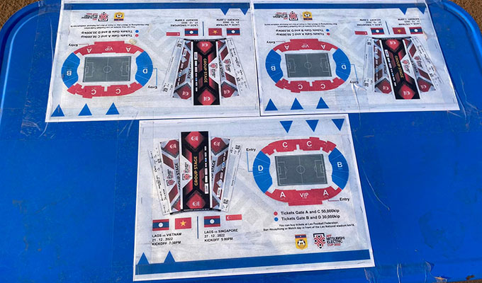 Những ngày qua, Liên đoàn bóng đá Lào (LFF) đã tiến hành tổ chức bán vé xem trận đấu giữa Lào và Việt Nam tối ngày 21/12. BTC bán vé ở 3 địa điểm là văn phòng LFF, Ban Houayhong và SVĐ QG Lào. Giá vé vào xem trận đấu cũng khá rẻ với 2 mức khán đài A và C có giá 50.000 kip (gần 70.000 đồng) và khán đài B, D có giá 30.000 kip (khoảng 40.000 đồng). Tuy nhiên, theo ghi nhận, vé xem trận đấu vẫn đang bị… ế. 