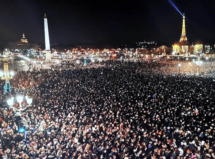 Đám đông CĐV chào đón ĐT Pháp ở kinh đô ánh sáng