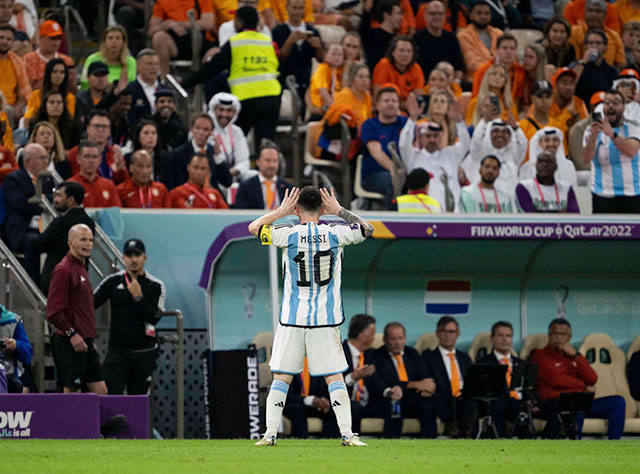 Messi chọc tức HLV Van Gaal sau khi ghi bàn vào lưới ĐT Hà Lan tại vòng tứ kết