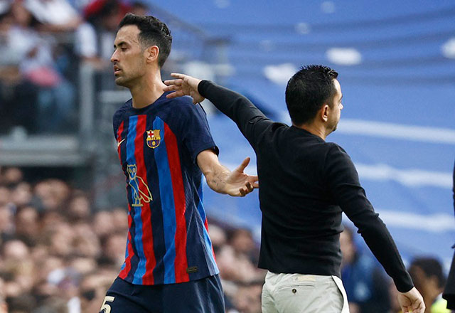 Đội trưởng Sergio Busquets (trái) sẽ chia tay Barca vào Hè 2023 dù HLV Xavi Hernandez cố níu kéo