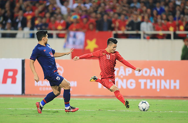 Quang Hải (phải) cùng đồng đội đang hướng đến ngôi cao nhất ở AFF Cup 2022 - Ảnh: MINH TUẤN