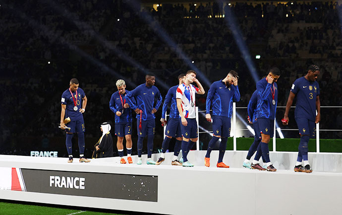 Các cầu thủ Pháp buồn bã lên nhận huy chương bạc World Cup 2022