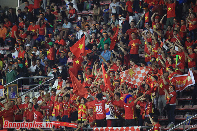 Người hâm mộ Việt Nam đến sân vận động quốc gia Lào rất đông nhằm truyền lửa cho ĐT Việt Nam, trong trận ra quân gặp Lào ở AFF Cup 2022 