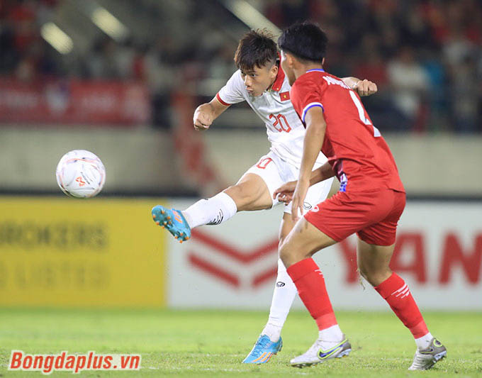 Ông Park Hang Seo gây bất ngờ khi sử dụng Văn Đức, cầu thủ mới khỏi Covid-19 ngay trong đội hình xuất phát 