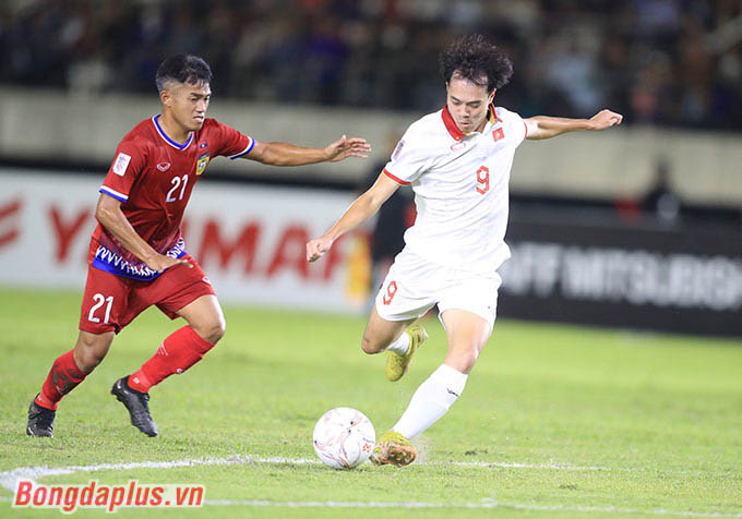 Văn Toàn được đưa vào sân ở phút 70, trong trận Việt Nam gặp Lào ở vòng bảng AFF Cup 2022
