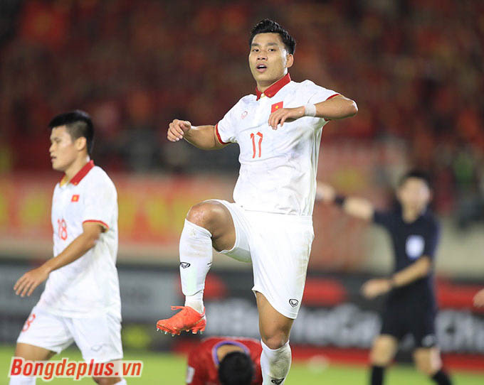 Một đồng đội của Văn Toàn ở HAGL những mùa trước là Văn Thanh cũng lập công cho Việt Nam, trong thắng lợi 6-0 trước Lào 