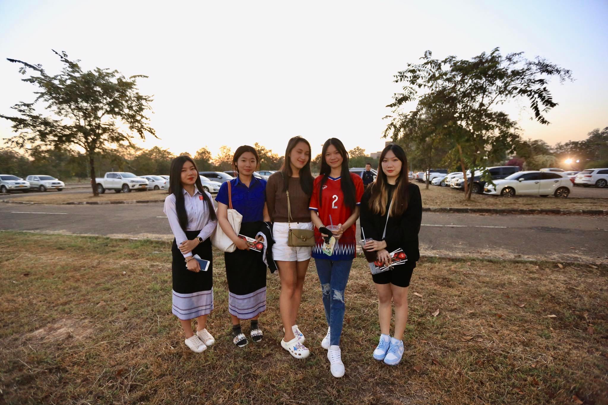 Happy (áo đen ngoài cùng phải) cùng nhóm bạn gái các tuyển thủ Lào bên ngoài SVĐ QG Lào - Ảnh: Minh Tuấn 