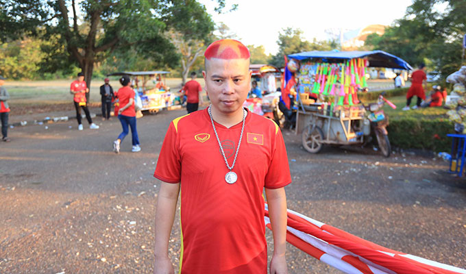 Một CĐV nam với mái tóc độc đáo có in hình cờ đỏ sao vàng. Anh chia sẻ mới từ Việt Nam sang bằng đường bộ từ ngày 20/12 