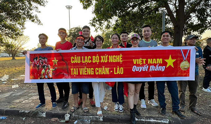 Nhóm CĐV Việt Nam đang làm việc tại Lào đến sân từ sớm... 